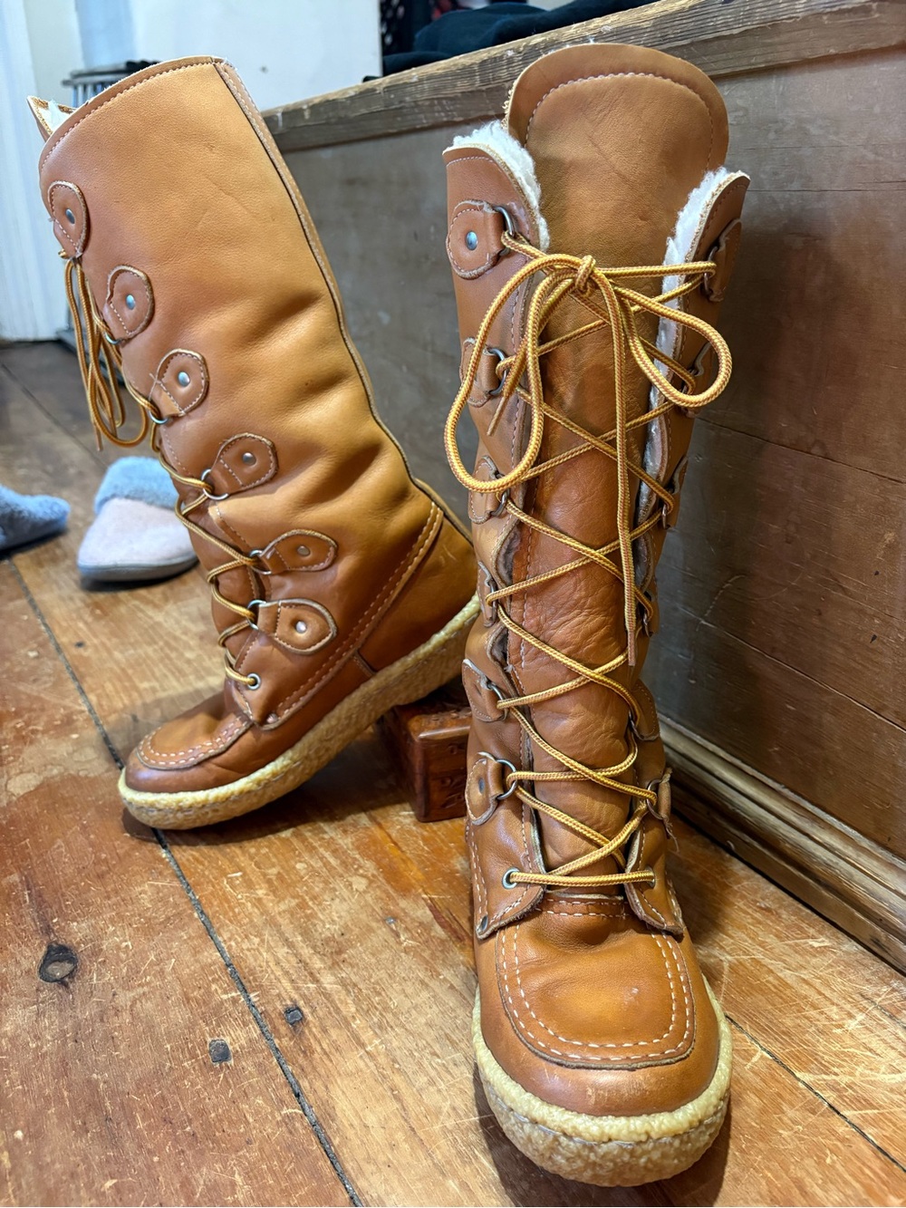 Cherokee vintage real shearling lace up boot size 8 excellent condition mukluk